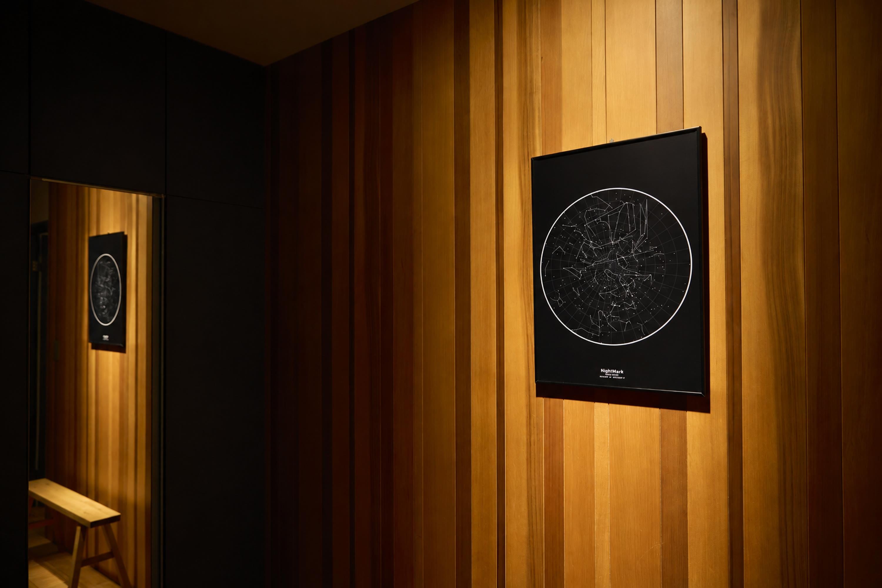 壁に飾られたNightMarkの星空アート