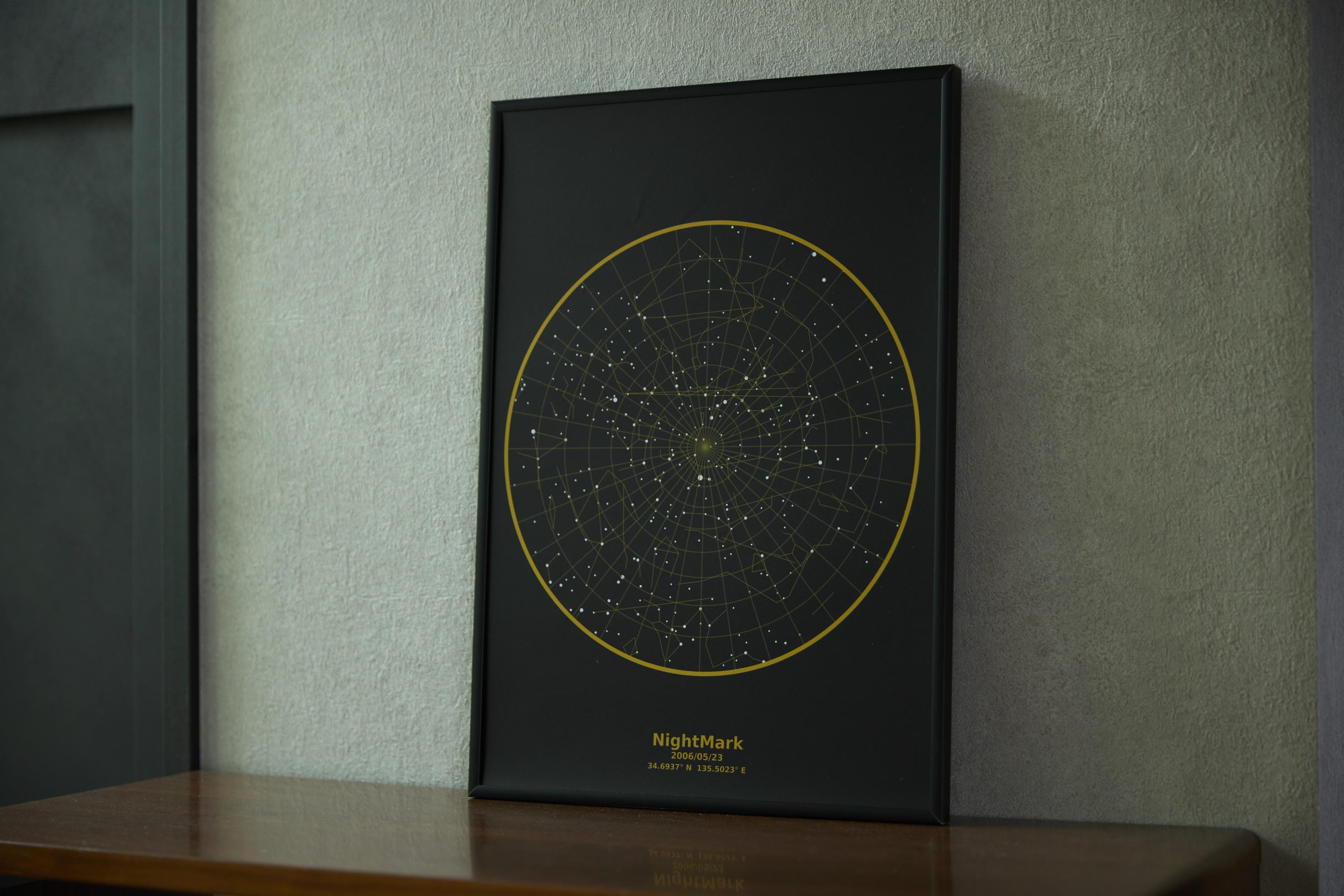 テーブルに置かれたNightMarkの星空アート
